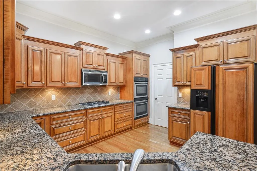 5492 Glenridge Drive Unit 536, Atlanta, Georgia 30342, 4 Bedrooms Bedrooms, ,3 BathroomsBathrooms,Residential,Sold,5492 Glenridge Drive Unit 536,6120056