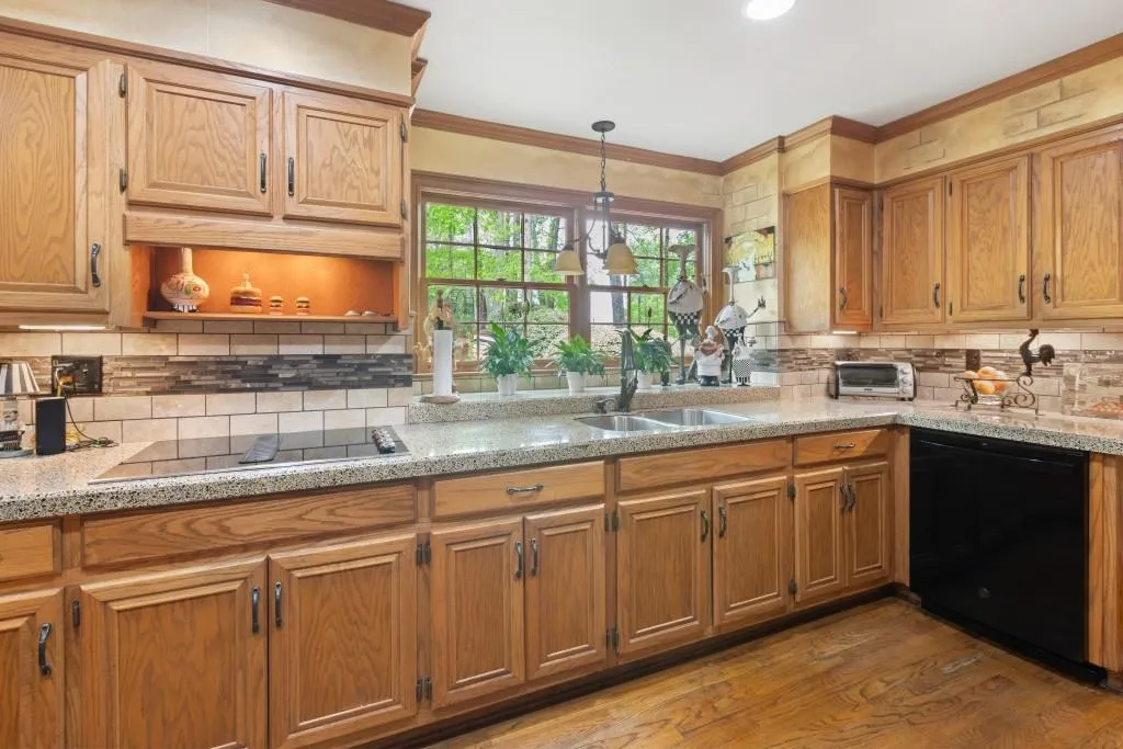 7800 Jett Ferry Road, Sandy Springs, Georgia 30350, 5 Bedrooms Bedrooms, ,3 BathroomsBathrooms,Residential,Sold,7800 Jett Ferry Road,7036885