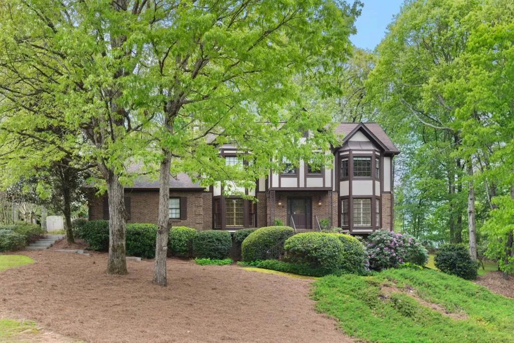 7800 Jett Ferry Road, Sandy Springs, Georgia 30350, 5 Bedrooms Bedrooms, ,3 BathroomsBathrooms,Residential,Sold,7800 Jett Ferry Road,7036885