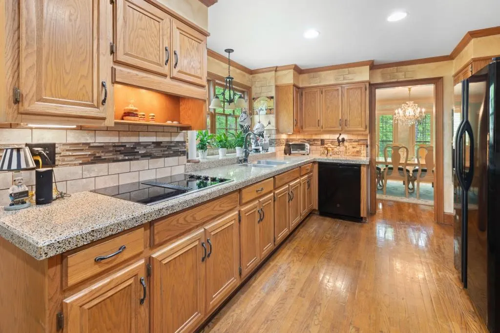 7800 Jett Ferry Road, Sandy Springs, Georgia 30350, 5 Bedrooms Bedrooms, ,3 BathroomsBathrooms,Residential,Sold,7800 Jett Ferry Road,7036885