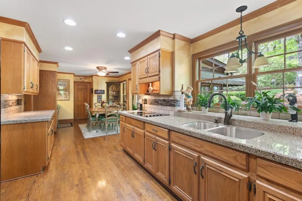 7800 Jett Ferry Road, Sandy Springs, Georgia 30350, 5 Bedrooms Bedrooms, ,3 BathroomsBathrooms,Residential,Sold,7800 Jett Ferry Road,7036885