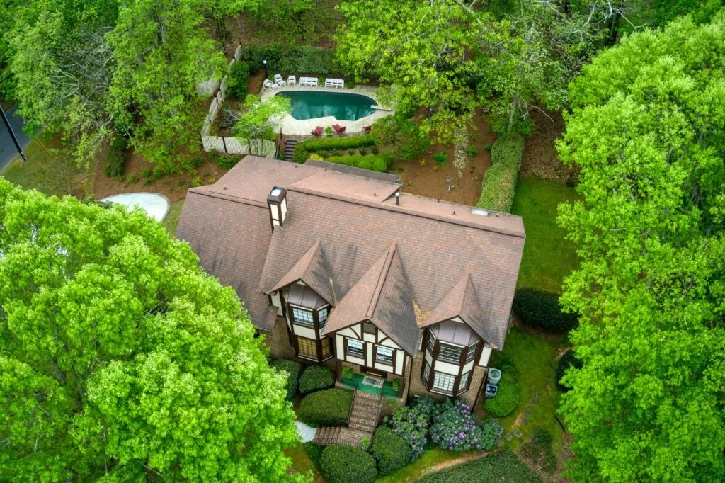 7800 Jett Ferry Road, Sandy Springs, Georgia 30350, 5 Bedrooms Bedrooms, ,3 BathroomsBathrooms,Residential,Sold,7800 Jett Ferry Road,7036885