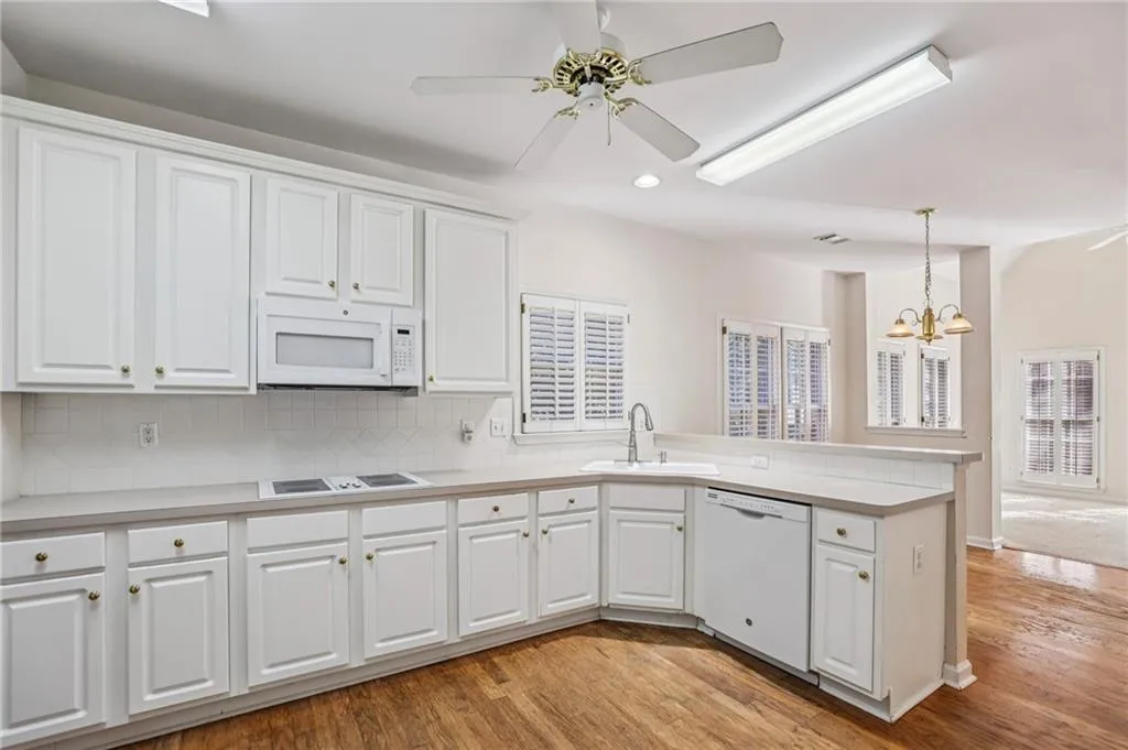 900 Lancaster Way, Atlanta, Georgia 30328, 4 Bedrooms Bedrooms, ,2 BathroomsBathrooms,Residential,For Sale,900 Lancaster Way,7680912