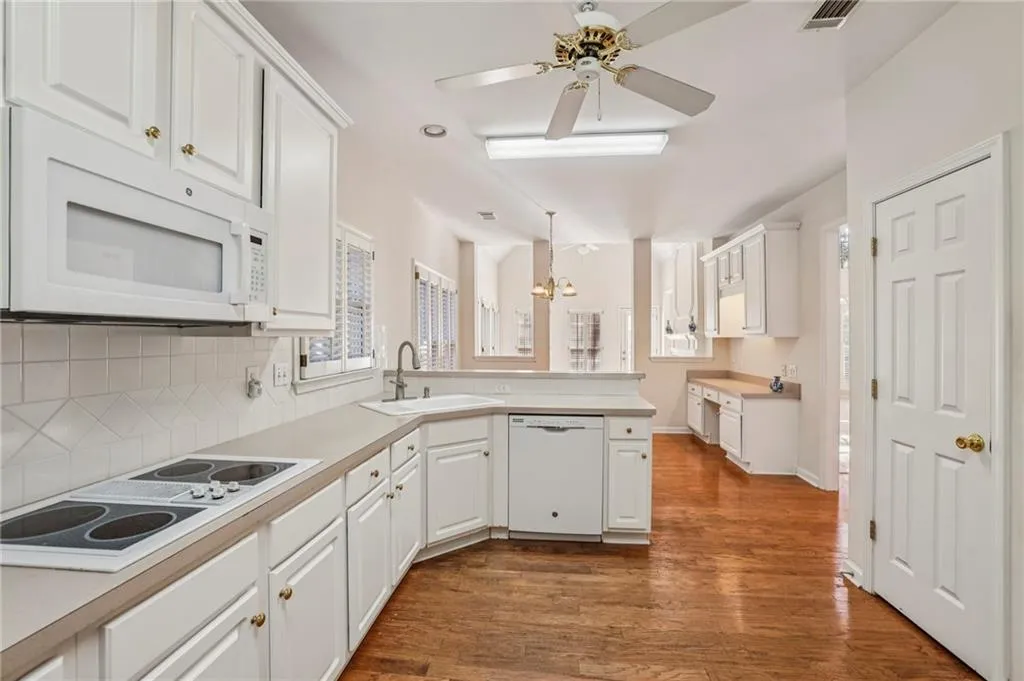 900 Lancaster Way, Atlanta, Georgia 30328, 4 Bedrooms Bedrooms, ,2 BathroomsBathrooms,Residential,For Sale,900 Lancaster Way,7680912