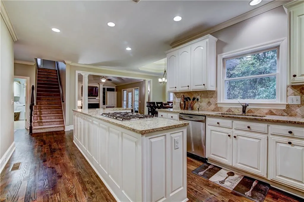 8440 Valemont Drive, Sandy Springs, Georgia 30350, 5 Bedrooms Bedrooms, ,4 BathroomsBathrooms,Residential,Sold,8440 Valemont Drive,6097381