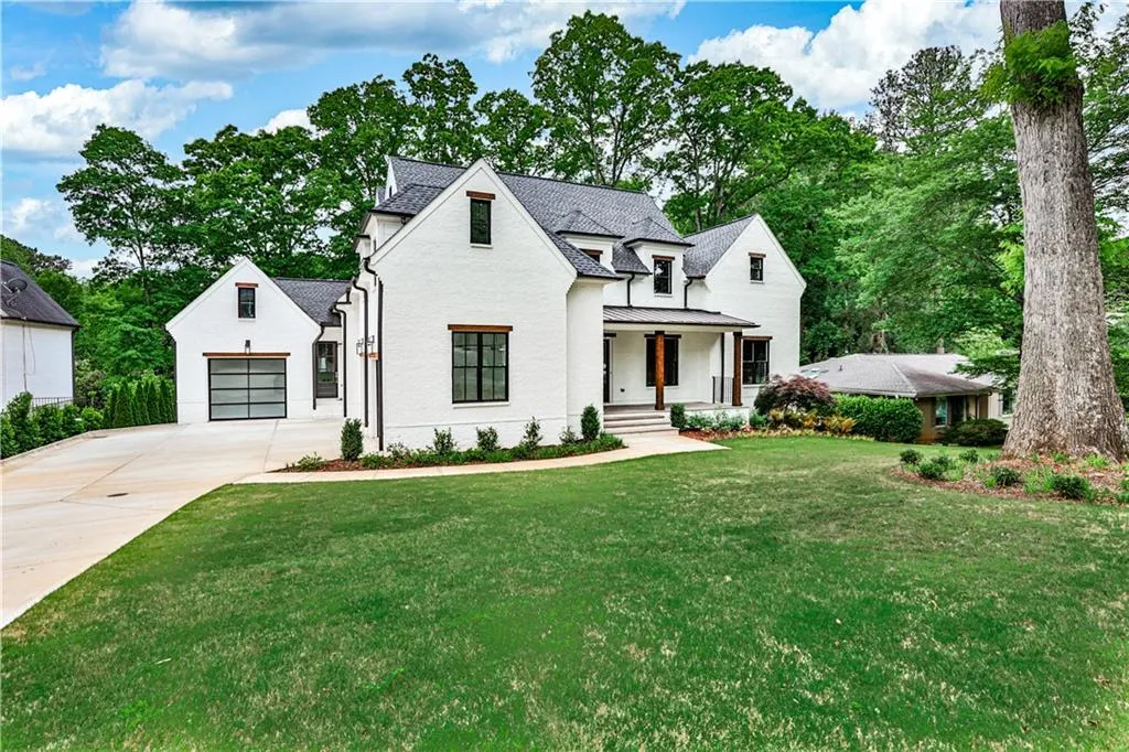 View of front facade with a front yard