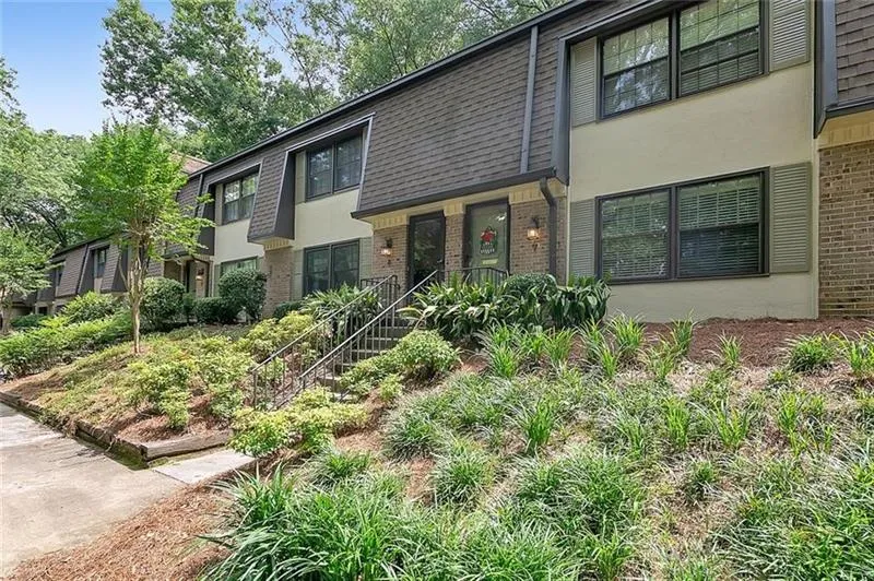 Updated Townhouse with private courtyard