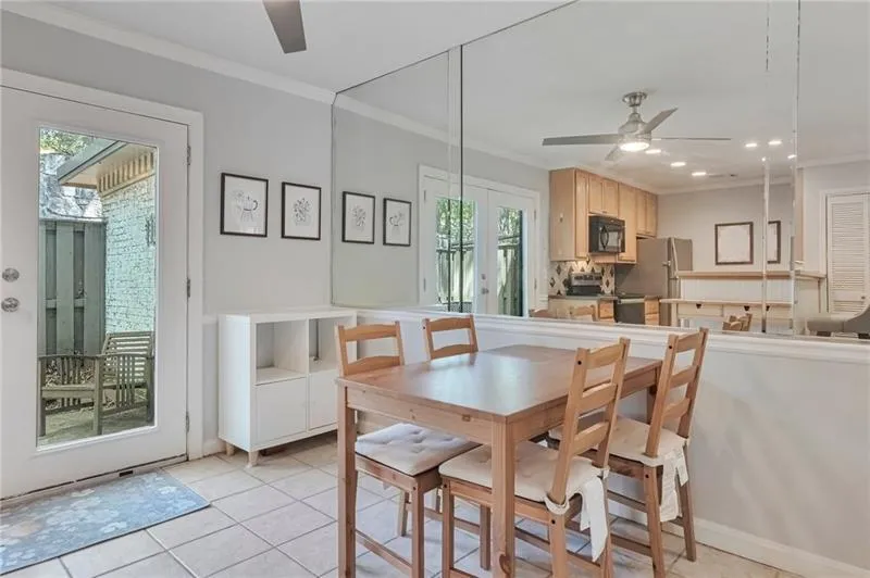 Eat-in kitchen