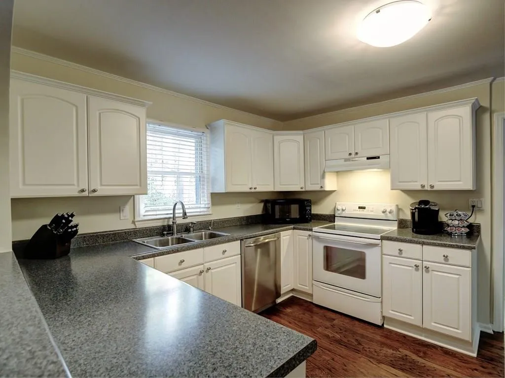 200 Devonwood Drive, Sandy Springs, Georgia 30328, 5 Bedrooms Bedrooms, ,3 BathroomsBathrooms,Residential,Sold,200 Devonwood Drive,5861697