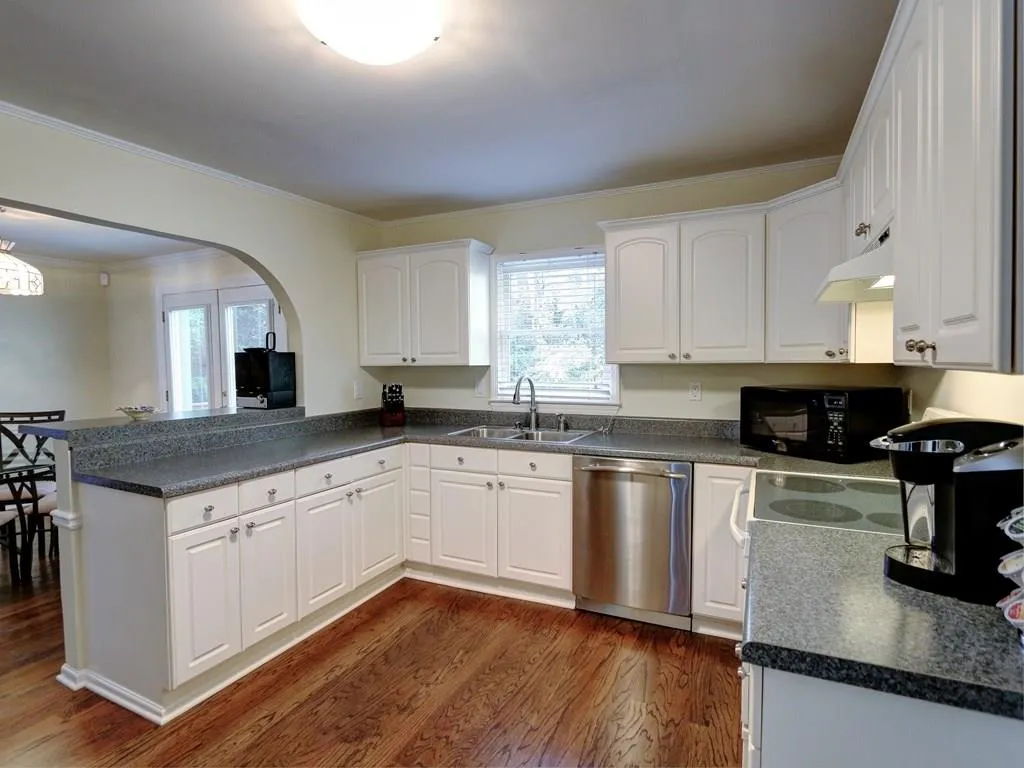 200 Devonwood Drive, Sandy Springs, Georgia 30328, 5 Bedrooms Bedrooms, ,3 BathroomsBathrooms,Residential,Sold,200 Devonwood Drive,5861697
