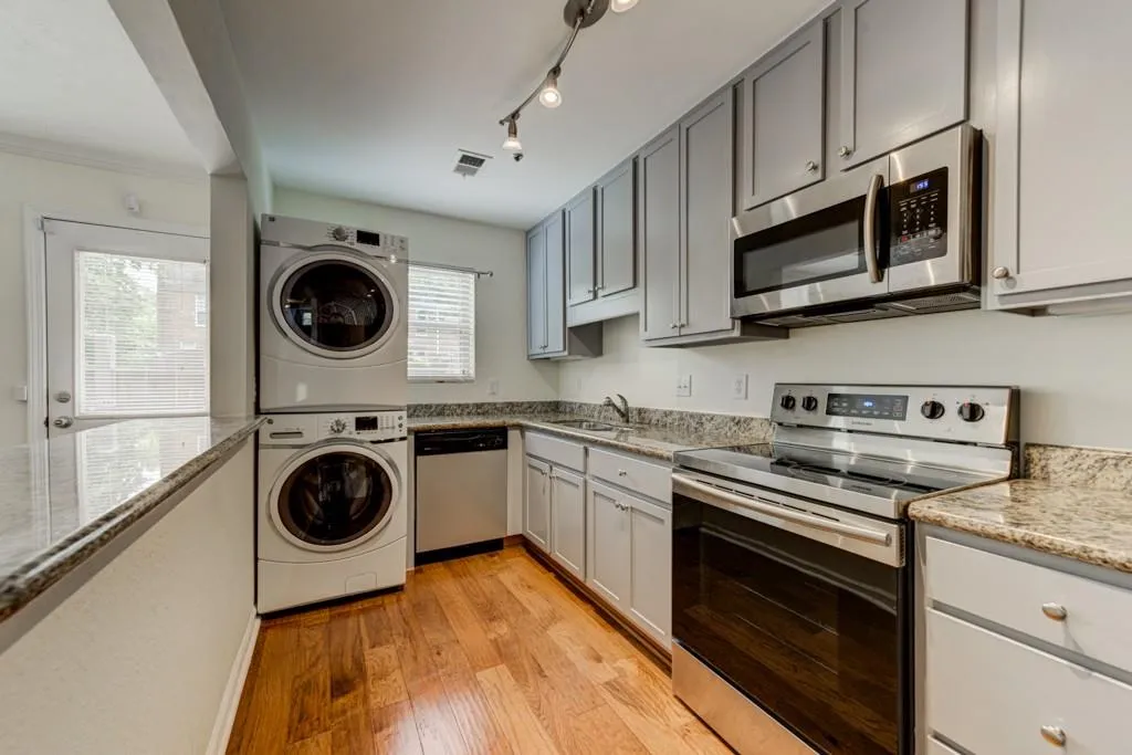 135 N River Drive, Sandy Springs, Georgia 30350, 2 Bedrooms Bedrooms, ,2 BathroomsBathrooms,Residential,Sold,135 N River Drive,6565210