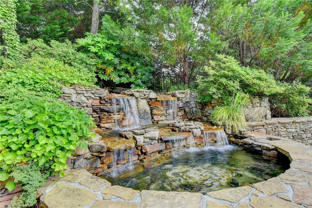 4075 Meadow Gate Drive, Sandy Springs, Georgia 30350, 6 Bedrooms Bedrooms, ,6 BathroomsBathrooms,Residential,Sold,4075 Meadow Gate Drive,6878481