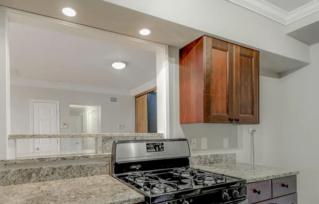 6980 Roswell Road Unit B13, Sandy Springs, Georgia 30328, 2 Bedrooms Bedrooms, ,2 BathroomsBathrooms,Residential,Sold,6980 Roswell Road Unit B13,5564800