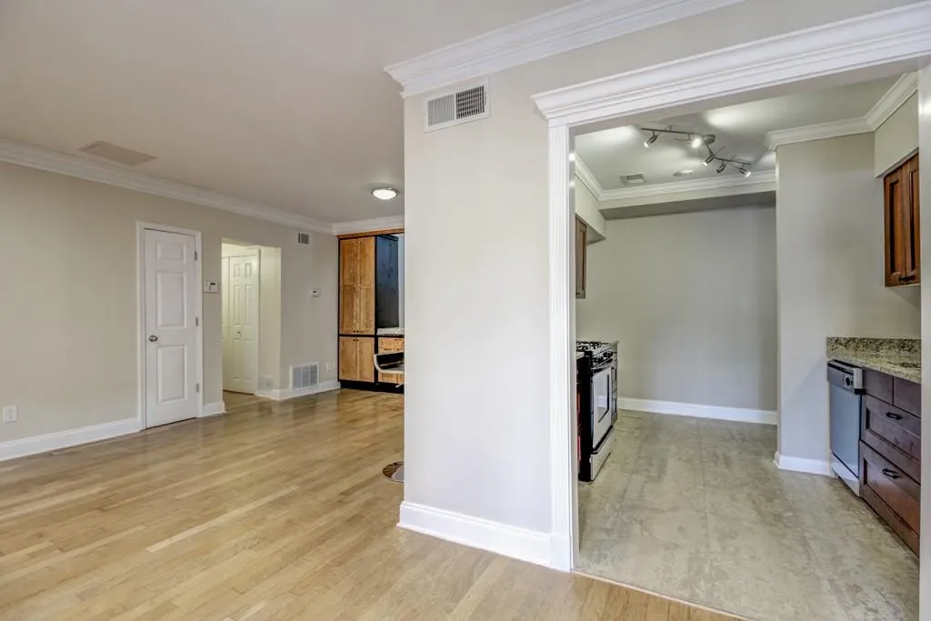 6980 Roswell Road Unit B13, Sandy Springs, Georgia 30328, 2 Bedrooms Bedrooms, ,2 BathroomsBathrooms,Residential,Sold,6980 Roswell Road Unit B13,5564800