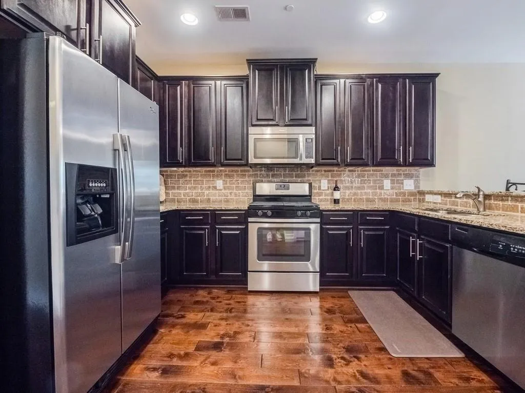 7470 Glisten Avenue, Atlanta, Georgia 30328, 3 Bedrooms Bedrooms, ,3 BathroomsBathrooms,Residential,Sold,7470 Glisten Avenue,6558807