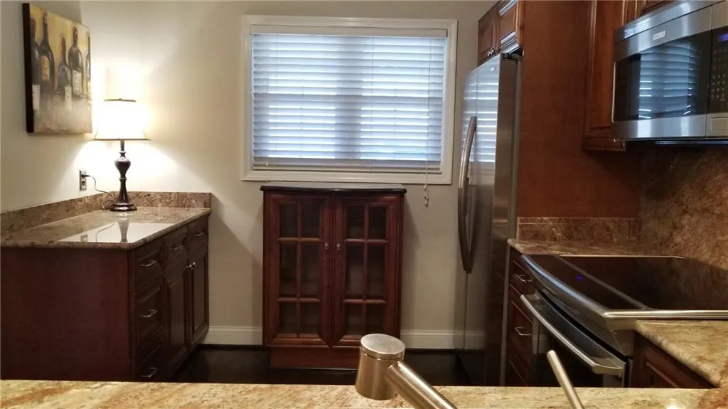 5170 Chemin De Vie, Sandy Springs, Georgia 30342, 2 Bedrooms Bedrooms, ,2 BathroomsBathrooms,Residential,Sold,5170 Chemin De Vie,6128402