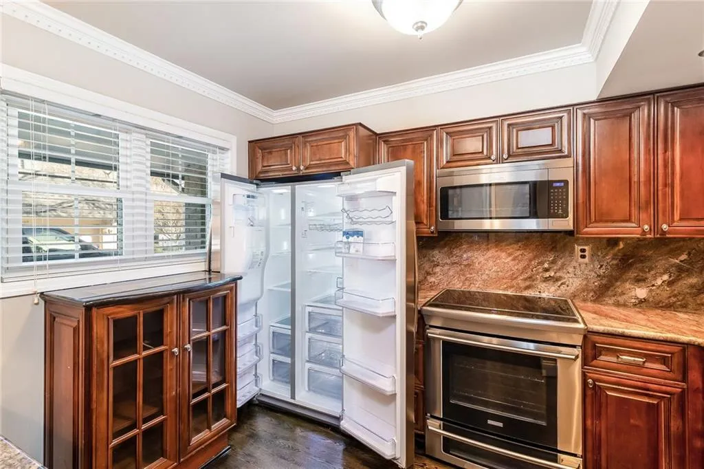 5170 Chemin De Vie, Sandy Springs, Georgia 30342, 2 Bedrooms Bedrooms, ,2 BathroomsBathrooms,Residential,Sold,5170 Chemin De Vie,6128402