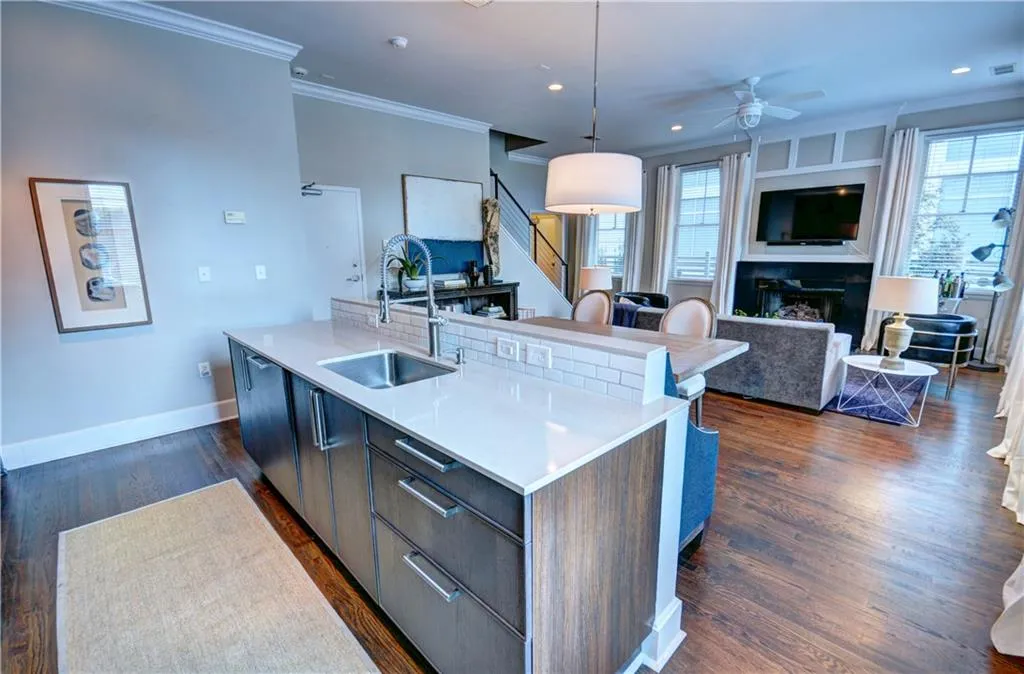 199 12th Street Ne Unit 8, Atlanta, Georgia 30309, 3 Bedrooms Bedrooms, ,2 BathroomsBathrooms,Residential,Sold,199 12th Street Ne Unit 8,6059252