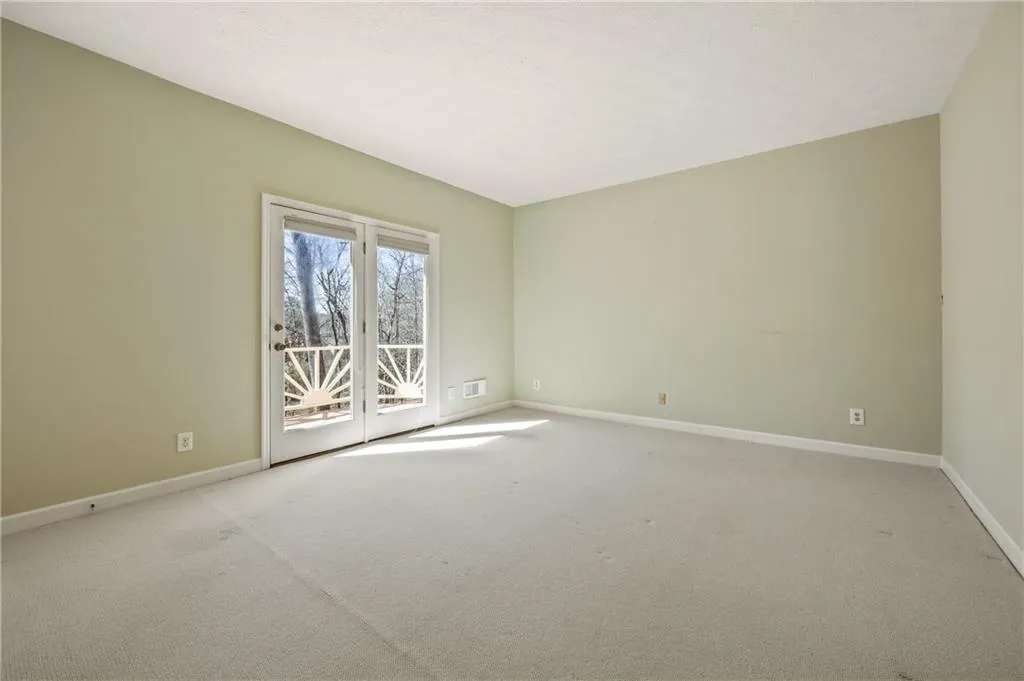 Main floor bedroom/office/flexroom