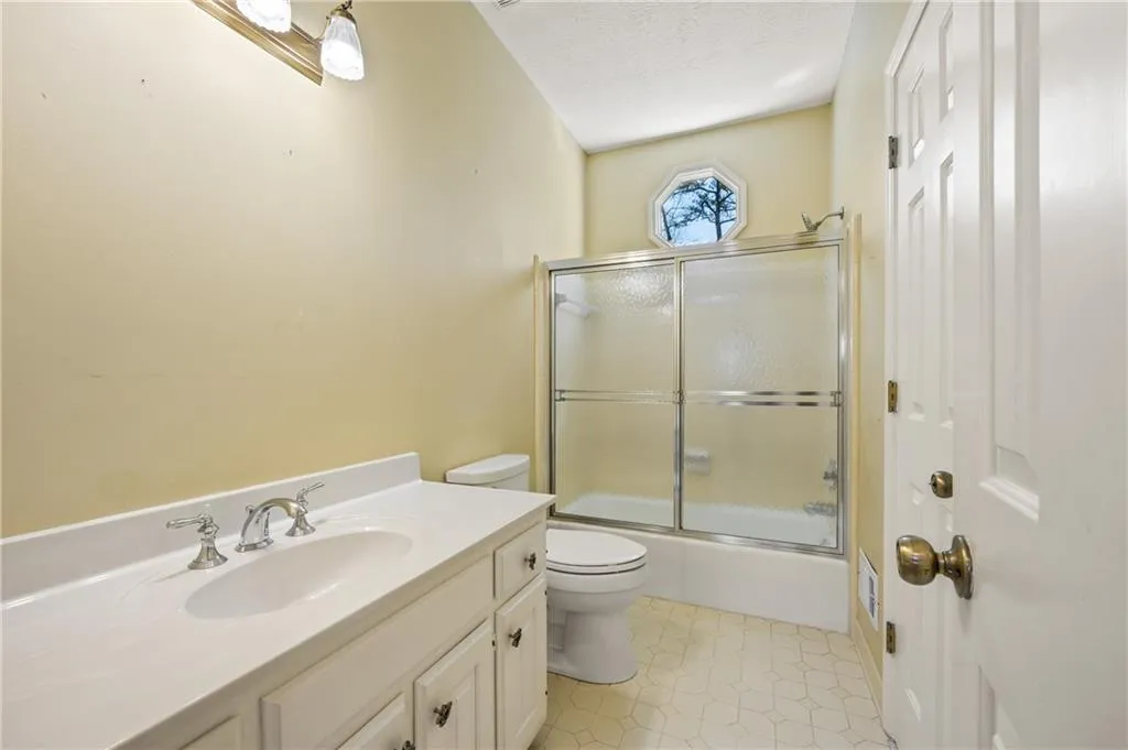 Main floor full bath