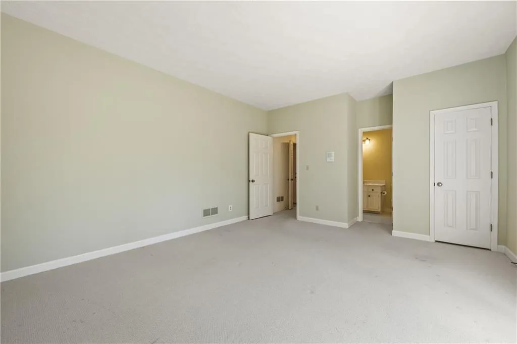 Main floor bedroom/office/flexroom