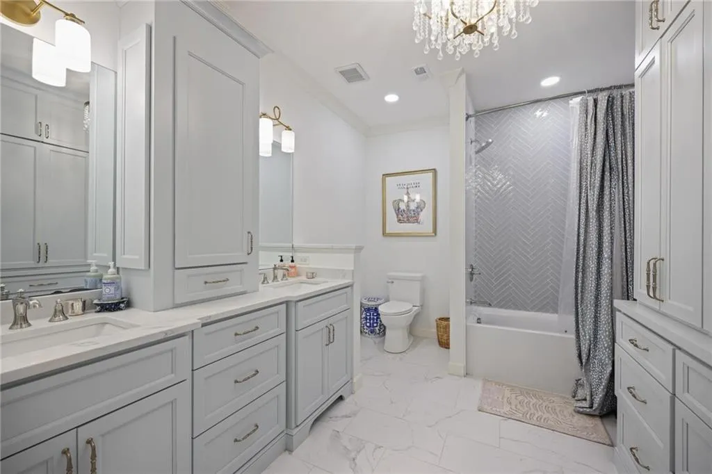 Dual vanities with undermount sinks and extensive cabinetry
