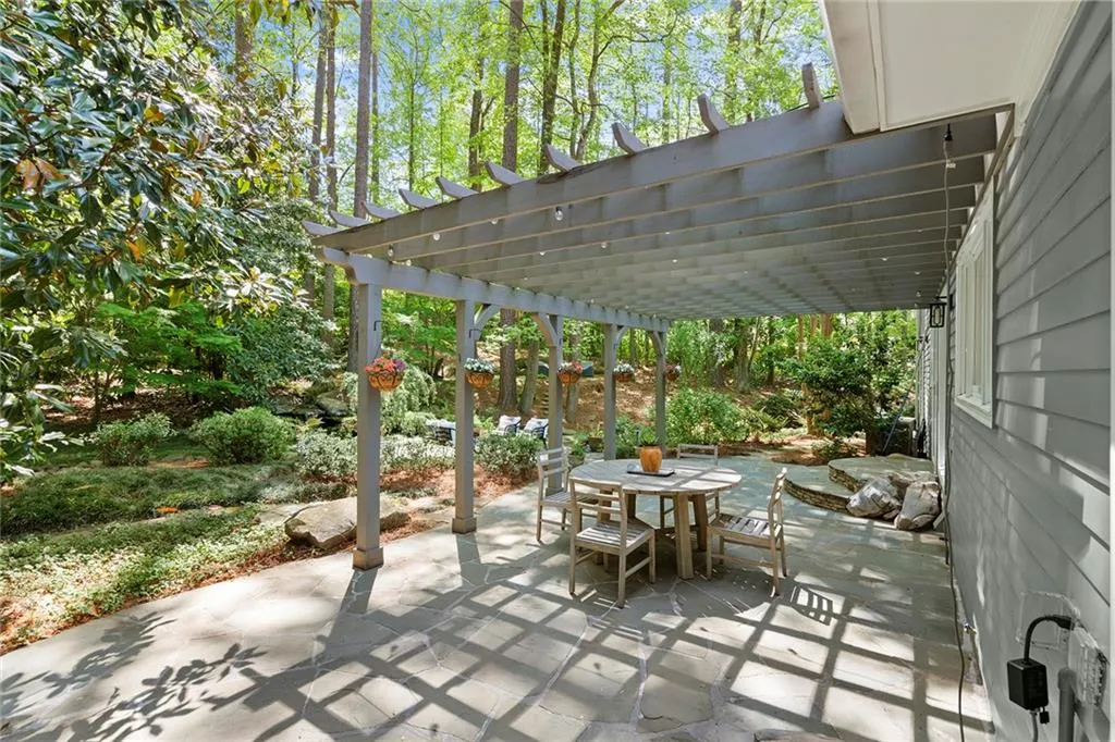 5515 Cross Gate Court, Sandy Springs, Georgia 30327, 4 Bedrooms Bedrooms, ,2 BathroomsBathrooms,Residential,Sold,5515 Cross Gate Court,7556625