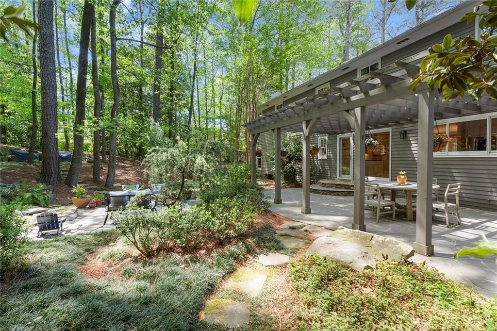 5515 Cross Gate Court, Sandy Springs, Georgia 30327, 4 Bedrooms Bedrooms, ,2 BathroomsBathrooms,Residential,Sold,5515 Cross Gate Court,7556625