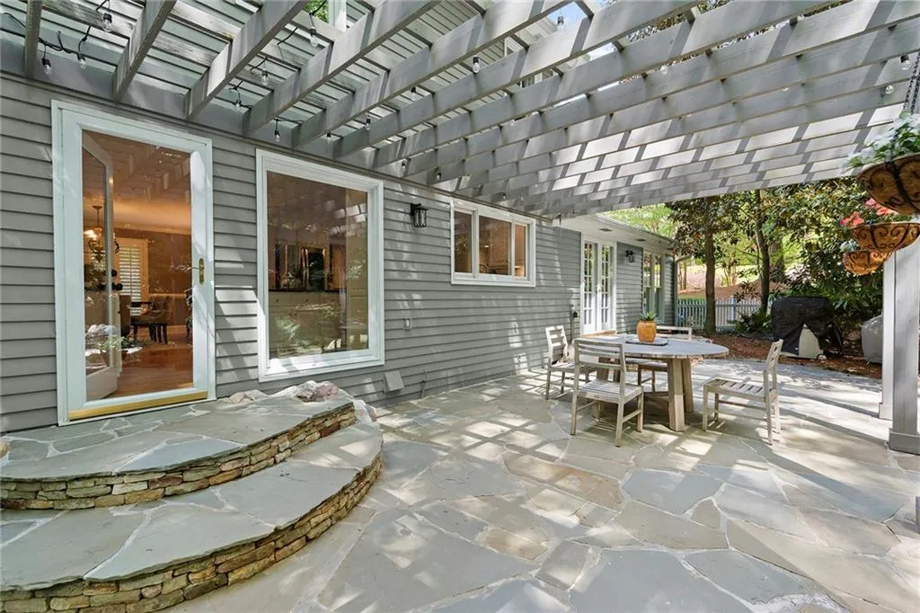 5515 Cross Gate Court, Sandy Springs, Georgia 30327, 4 Bedrooms Bedrooms, ,2 BathroomsBathrooms,Residential,Sold,5515 Cross Gate Court,7556625