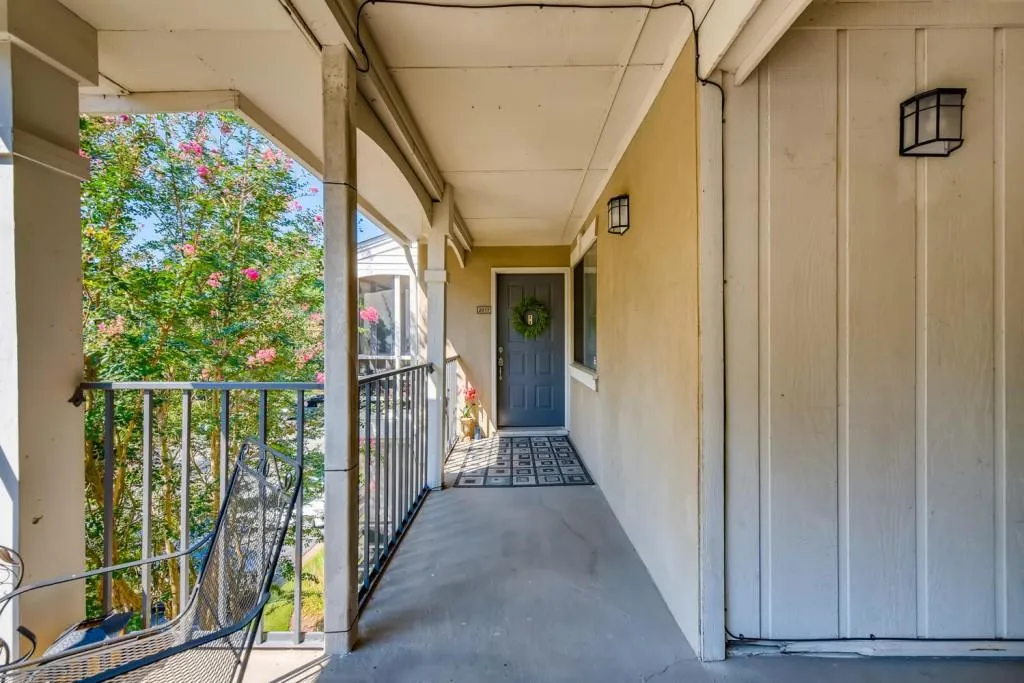 2017 Wingate Way, Sandy Springs, Georgia 30350, 2 Bedrooms Bedrooms, ,2 BathroomsBathrooms,Residential,Sold,2017 Wingate Way,6763396