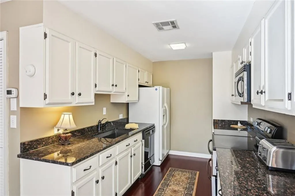 145 15th Street Ne Unit 204, Atlanta, Georgia 30309, 2 Bedrooms Bedrooms, ,2 BathroomsBathrooms,Residential,For Sale,145 15th Street Ne Unit 204,7642479