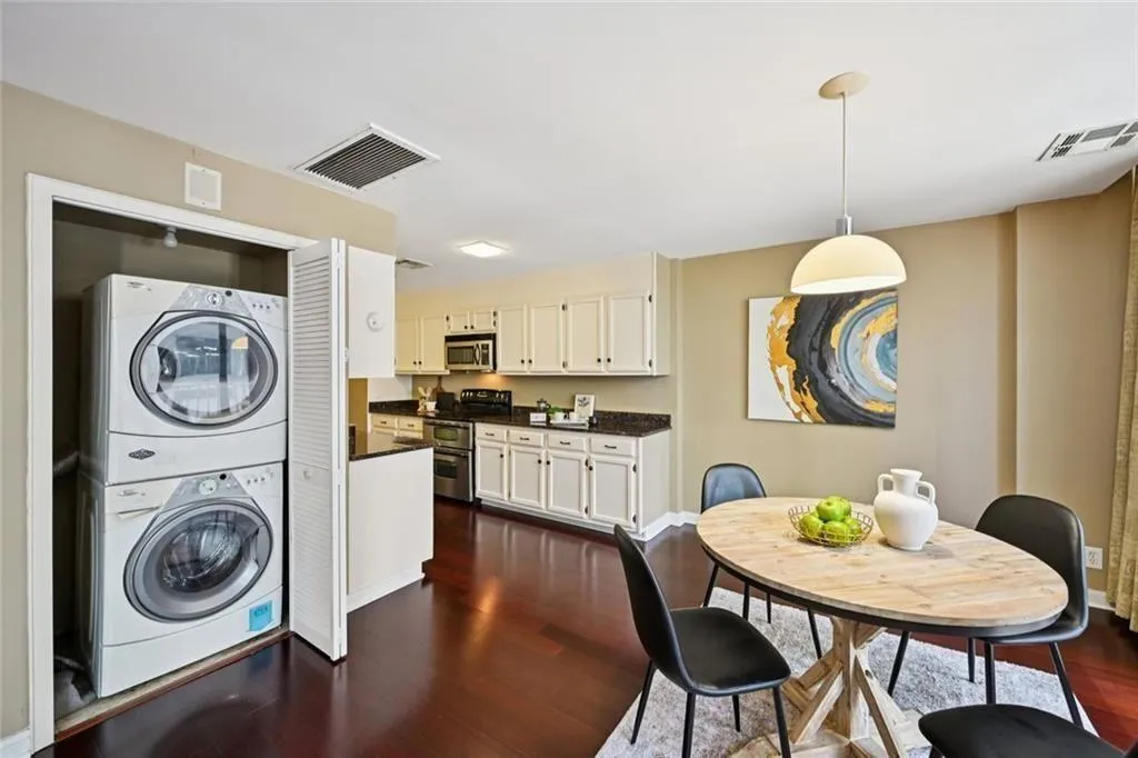 145 15th Street Ne Unit 204, Atlanta, Georgia 30309, 2 Bedrooms Bedrooms, ,2 BathroomsBathrooms,Residential,For Sale,145 15th Street Ne Unit 204,7642479