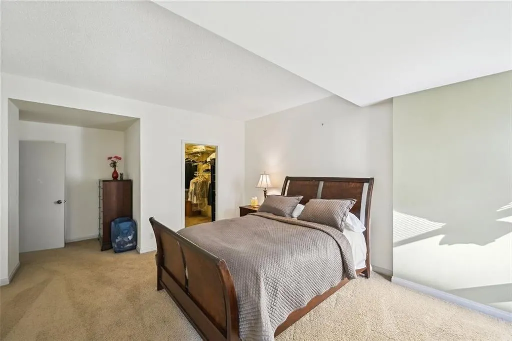 oversized, room for kingsized bed