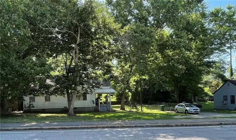Obstructed view of property featuring crawl space