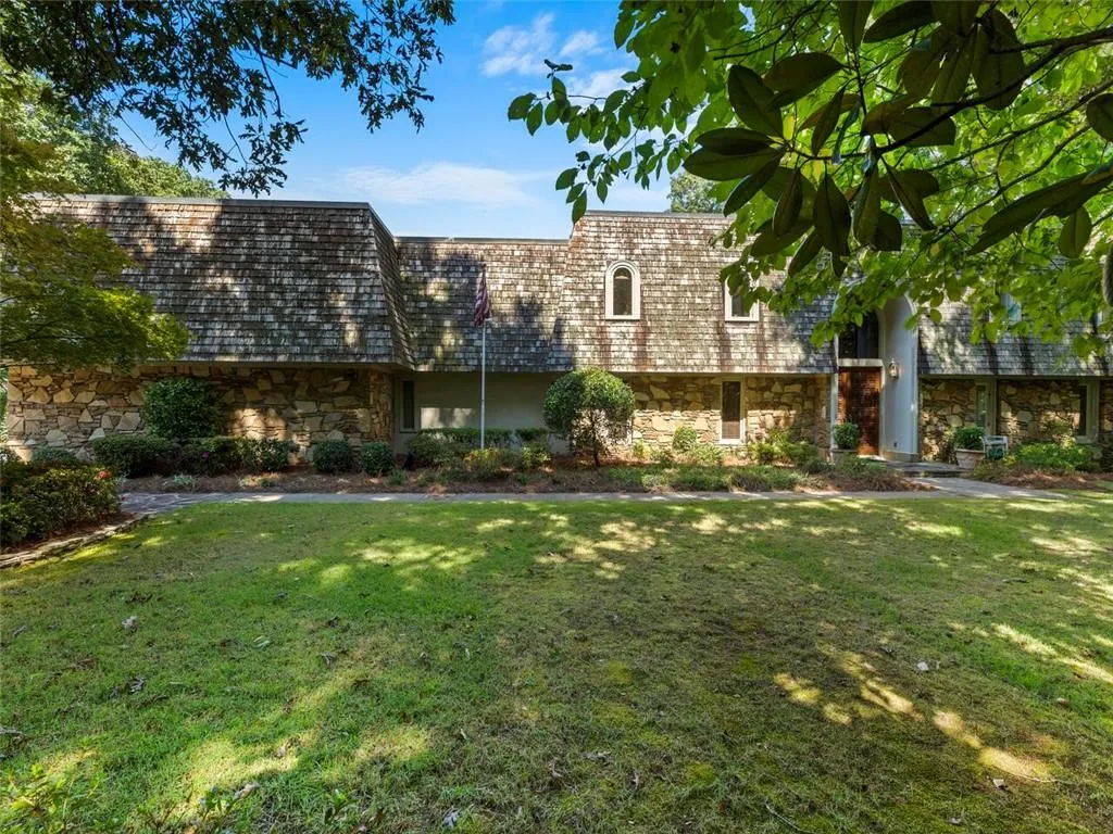 1105 Edgewater Drive, Sandy Springs, Georgia 30328, 5 Bedrooms Bedrooms, ,6 BathroomsBathrooms,Residential,Sold,1105 Edgewater Drive,7114389