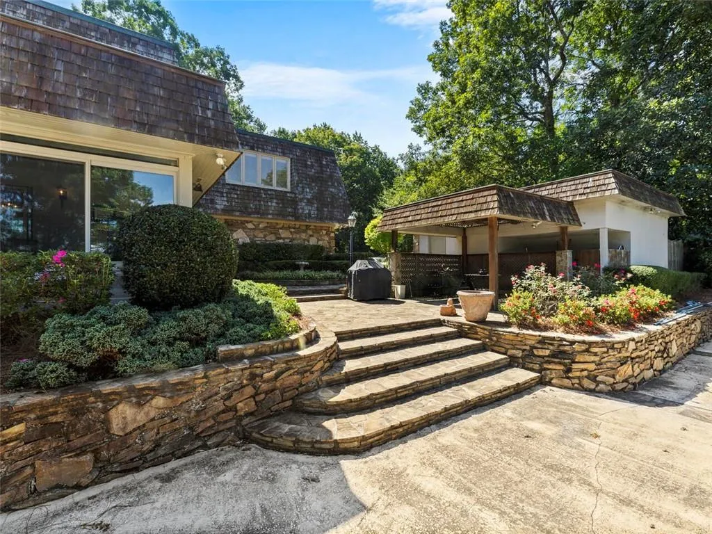 1105 Edgewater Drive, Sandy Springs, Georgia 30328, 5 Bedrooms Bedrooms, ,6 BathroomsBathrooms,Residential,Sold,1105 Edgewater Drive,7114389