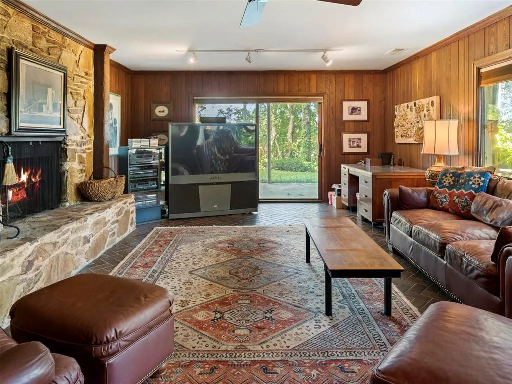 1105 Edgewater Drive, Sandy Springs, Georgia 30328, 5 Bedrooms Bedrooms, ,6 BathroomsBathrooms,Residential,Sold,1105 Edgewater Drive,7114389