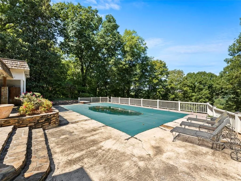 1105 Edgewater Drive, Sandy Springs, Georgia 30328, 5 Bedrooms Bedrooms, ,6 BathroomsBathrooms,Residential,Sold,1105 Edgewater Drive,7114389