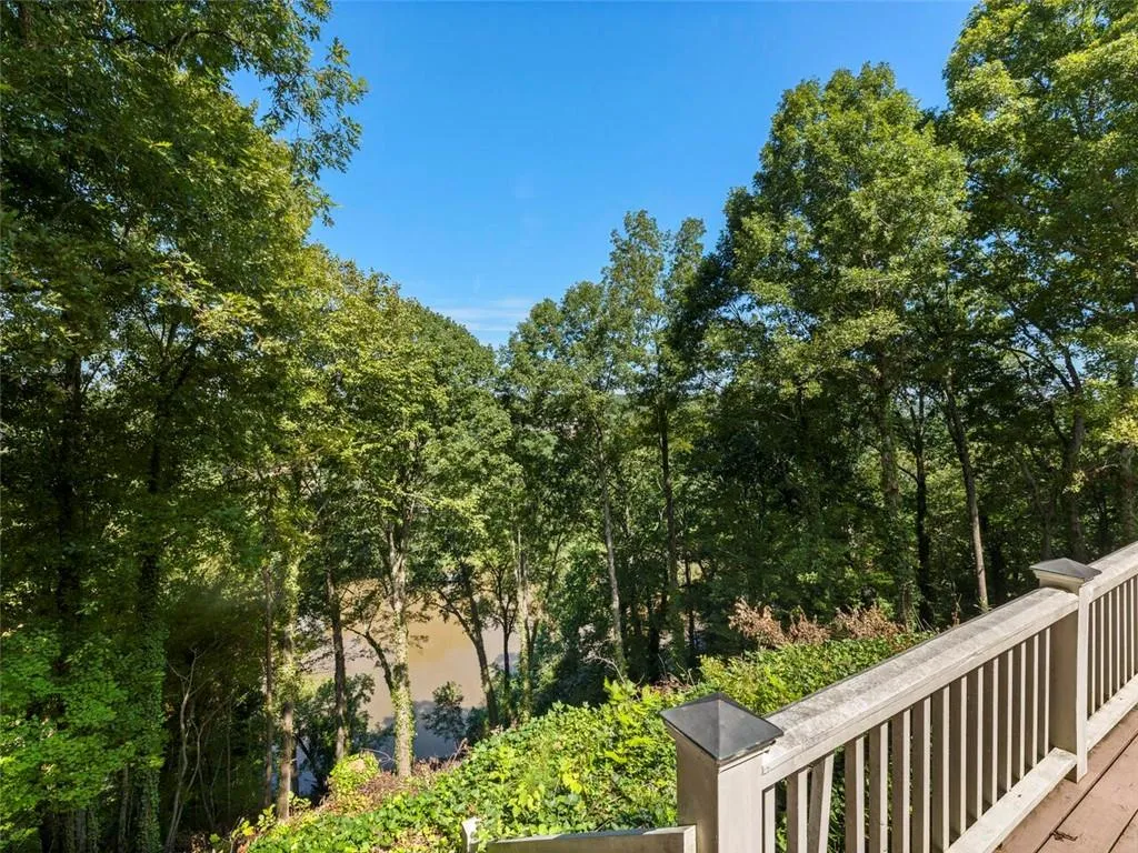 1105 Edgewater Drive, Sandy Springs, Georgia 30328, 5 Bedrooms Bedrooms, ,6 BathroomsBathrooms,Residential,Sold,1105 Edgewater Drive,7114389