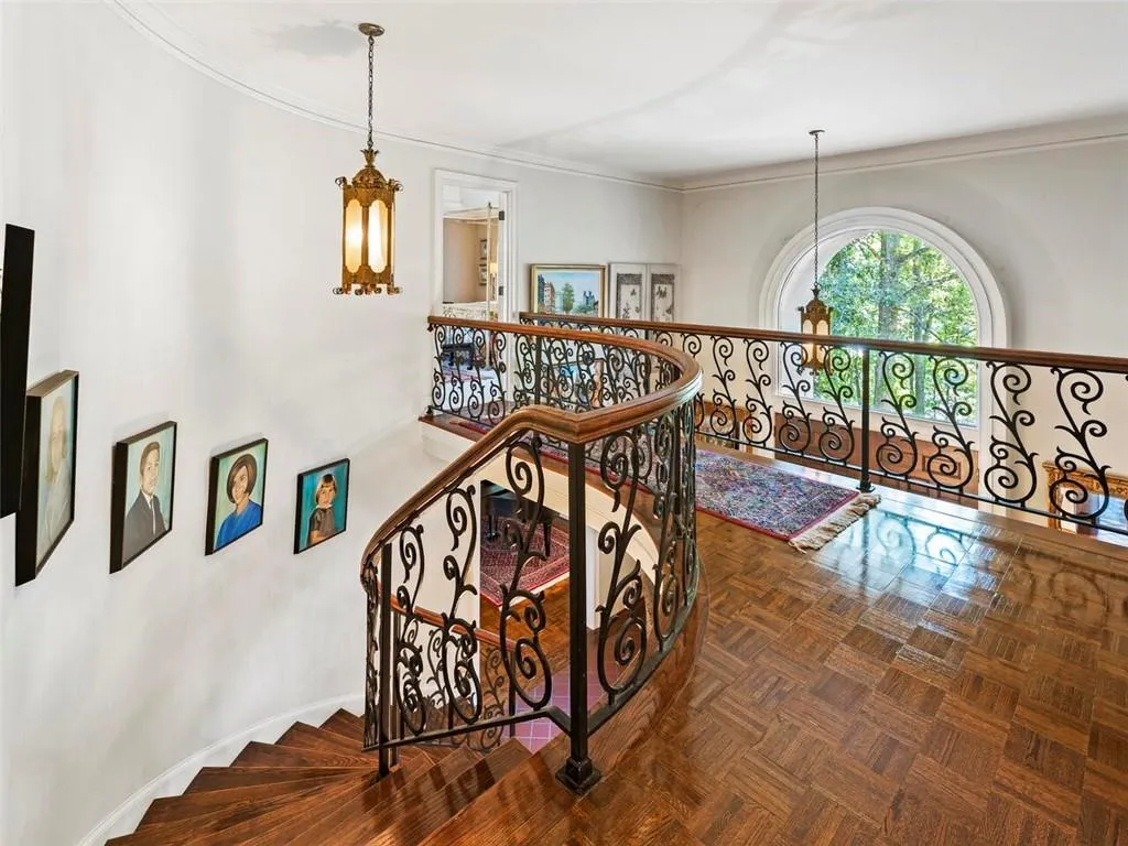 1105 Edgewater Drive, Sandy Springs, Georgia 30328, 5 Bedrooms Bedrooms, ,6 BathroomsBathrooms,Residential,Sold,1105 Edgewater Drive,7114389