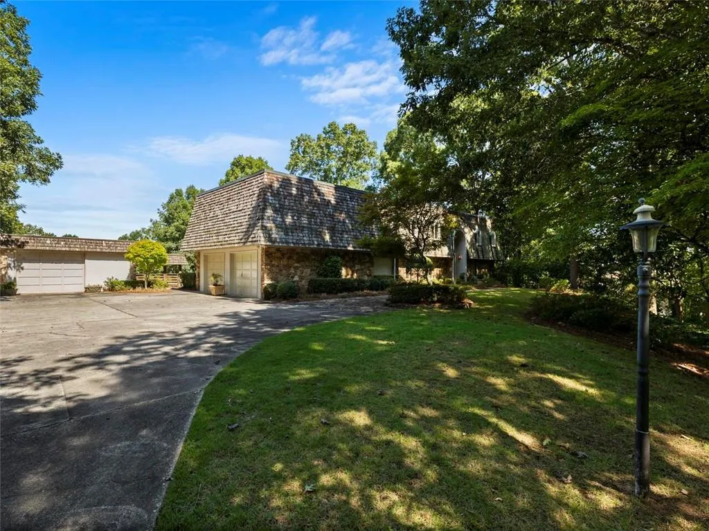 1105 Edgewater Drive, Sandy Springs, Georgia 30328, 5 Bedrooms Bedrooms, ,6 BathroomsBathrooms,Residential,Sold,1105 Edgewater Drive,7114389