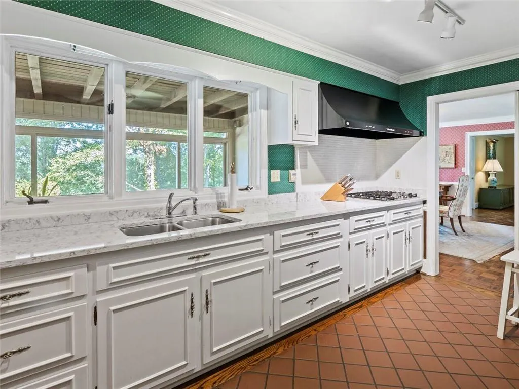 1105 Edgewater Drive, Sandy Springs, Georgia 30328, 5 Bedrooms Bedrooms, ,6 BathroomsBathrooms,Residential,Sold,1105 Edgewater Drive,7114389