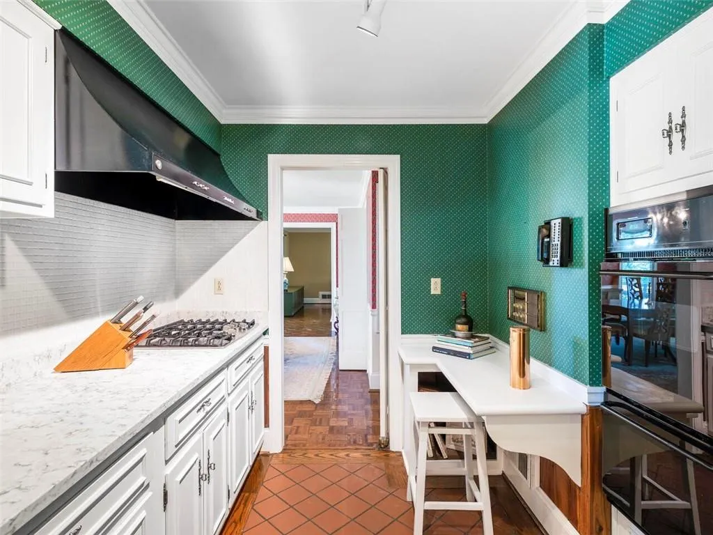 1105 Edgewater Drive, Sandy Springs, Georgia 30328, 5 Bedrooms Bedrooms, ,6 BathroomsBathrooms,Residential,Sold,1105 Edgewater Drive,7114389