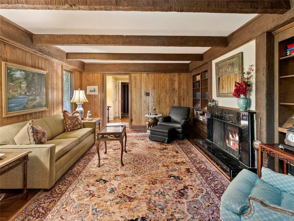 1105 Edgewater Drive, Sandy Springs, Georgia 30328, 5 Bedrooms Bedrooms, ,6 BathroomsBathrooms,Residential,Sold,1105 Edgewater Drive,7114389