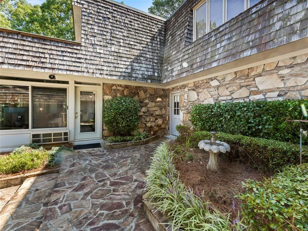 1105 Edgewater Drive, Sandy Springs, Georgia 30328, 5 Bedrooms Bedrooms, ,6 BathroomsBathrooms,Residential,Sold,1105 Edgewater Drive,7114389