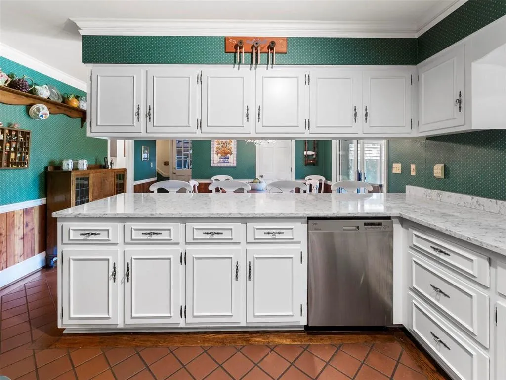 1105 Edgewater Drive, Sandy Springs, Georgia 30328, 5 Bedrooms Bedrooms, ,6 BathroomsBathrooms,Residential,Sold,1105 Edgewater Drive,7114389