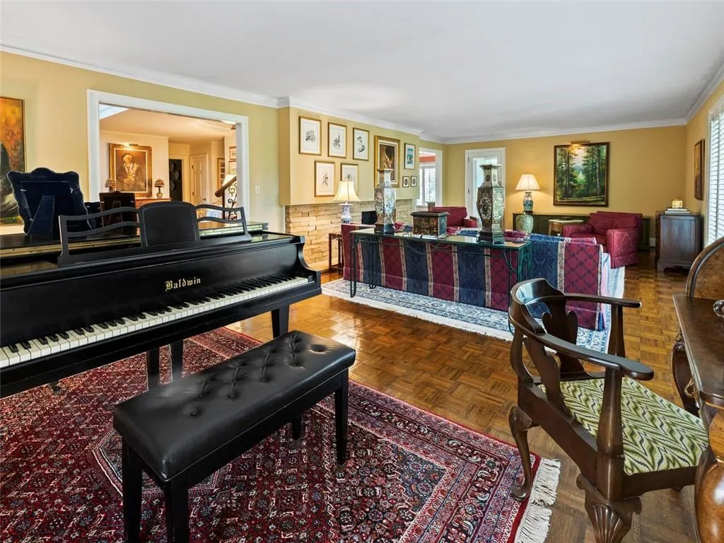 1105 Edgewater Drive, Sandy Springs, Georgia 30328, 5 Bedrooms Bedrooms, ,6 BathroomsBathrooms,Residential,Sold,1105 Edgewater Drive,7114389