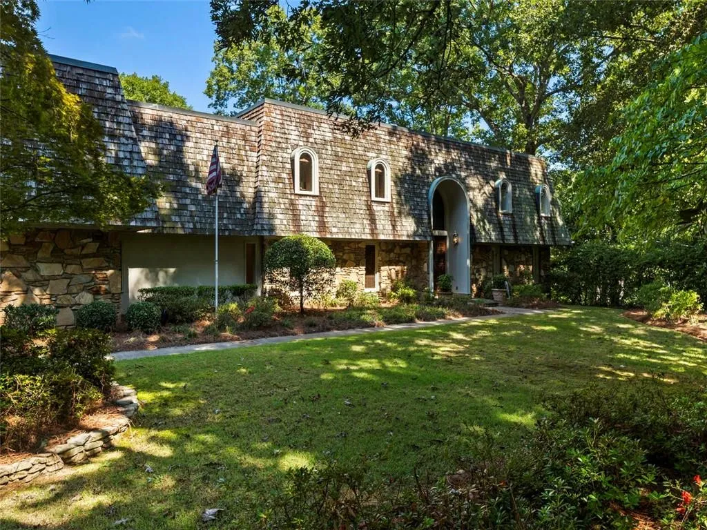 1105 Edgewater Drive, Sandy Springs, Georgia 30328, 5 Bedrooms Bedrooms, ,6 BathroomsBathrooms,Residential,Sold,1105 Edgewater Drive,7114389