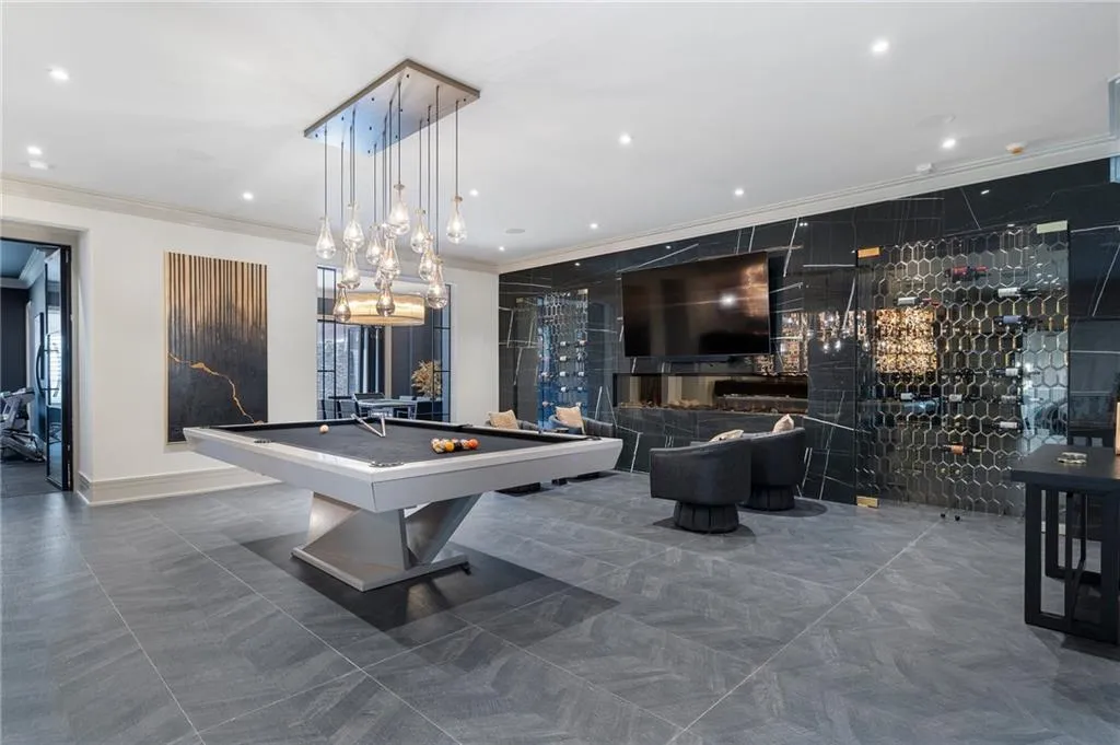 Billards lounge with 100