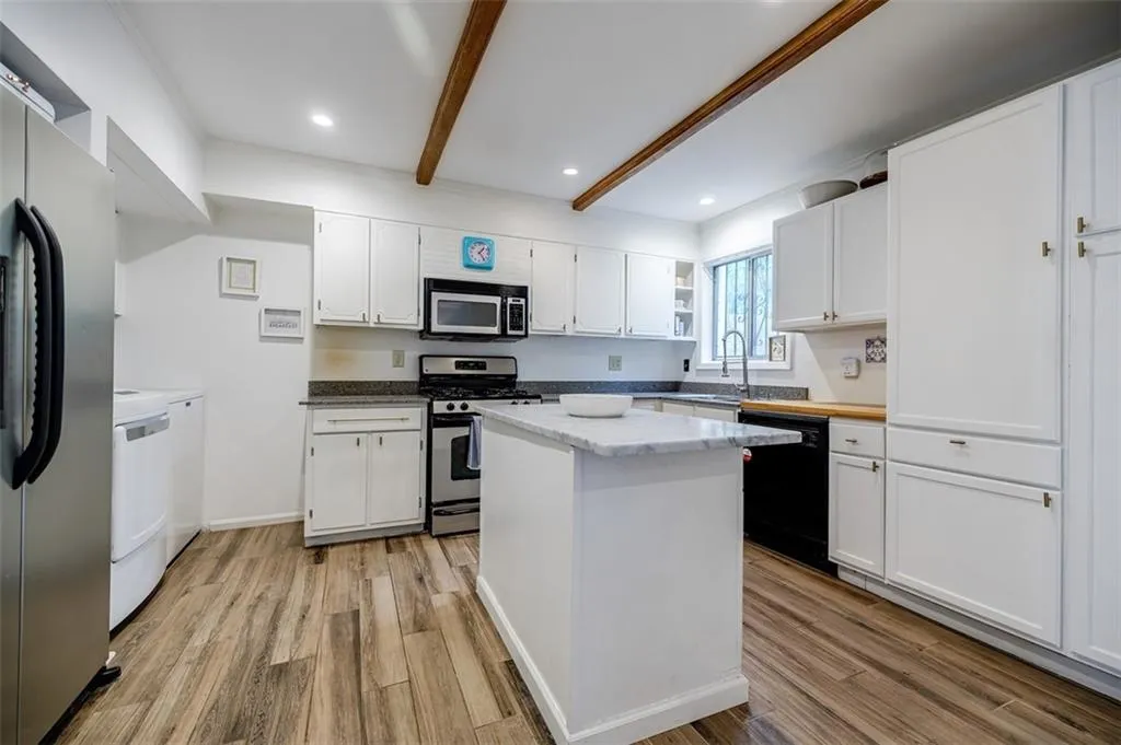 5400 Roswell Road Unit J5, Atlanta, Georgia 30342, 2 Bedrooms Bedrooms, ,2 BathroomsBathrooms,Residential,Sold,5400 Roswell Road Unit J5,7116601